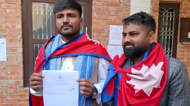 सिराहा क्षेत्र नं २ मा राष्ट्रिय स्वतन्त्र पार्टी (रास्वपा)को तर्फबाट प्रतिनिधिसभा सदस्यको उम्मेदवारी दर्ता गराएपछि निवर्तमान युवा तथा खेलकुदमन्त्री बब्लु गुप्ताले नेपालको राष्ट्रिय झण्डा ओढेका छन् 