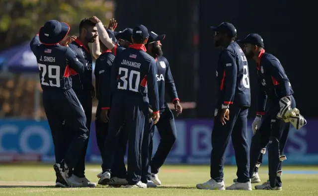 यूएसए संघातले खेेळाडू सौरभ नेत्रावळकरनं काढलेली विकेट साजरी करताना. मूळचा मुंबईचा सौरभ आता अमेरिकेकडून खेळतो. 