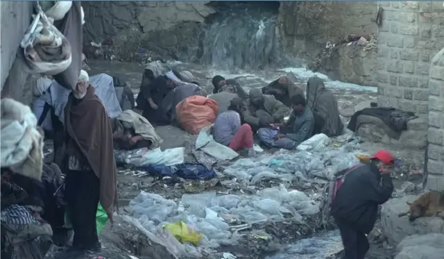 صدها معتاد مواد مخدر در خیابانهایی پر از زباله زندگی میکنند