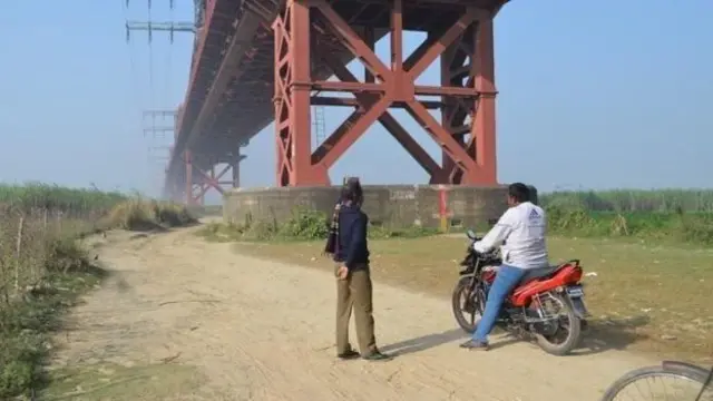 ফারাক্কা বাঁধের কারণে বাংলাদেশের কুষ্টিয়ার পদ্মা নদীর উপর হার্ডিঞ্জ ব্রিজের নিচ দিয়ে শুষ্ক মৌসুমে গাড়ি চলে