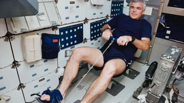 Un astronauta haciendo ejercicio en el espacio en 1994.