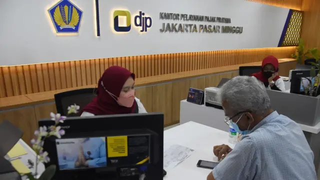 Petugas melayani wajib pajak di Kantor Pelayanan Pajak (KPP) Pratama Pasar Minggu, Jakarta, Senin (9/1/2023). 
