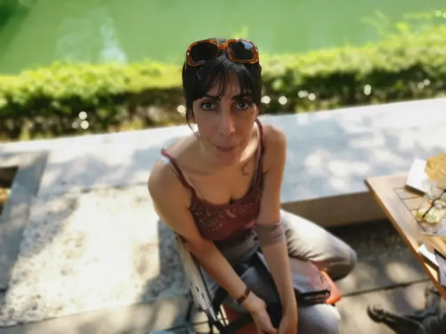 اولین روز که به انستیتو آنکولوژی رفتم برای آگاهی و برنامه ریزی دوره درمان، که بیرون بیمارستان نشسته م و قهوه خوردم