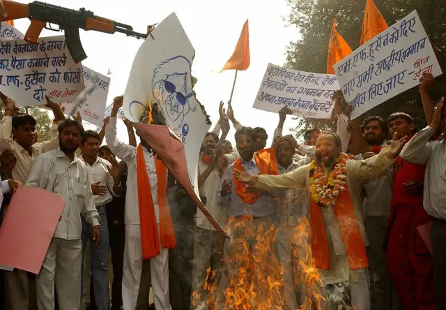  ২০০৬ সালে মকবুল ফিদা হুসেইনের বিরুদ্ধে শিব সেনার কর্মীদের প্রতিবাদ কর্মসূচি।