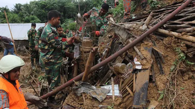 ২০১২ সালের জুনে চট্টগ্রামে পাহাড়ধস হয়েছিলো, লাশ খুঁজছে বাংলাদেশ সেনাবাহিনী