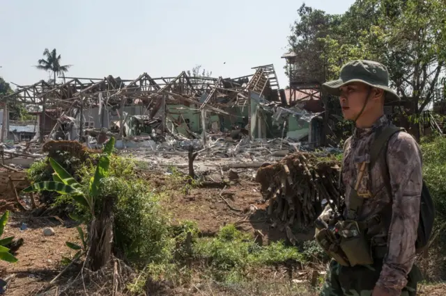 ၂၀၂၄ ခုနှစ် လွိုင်ကော်မြို့ပေါ် တိုက်ပွဲပြင်းထန်ချိန် စစ်တပ်ကလေကြောင်းတိုက်ခိုက်ခဲ့တဲ့ ဟိုတယ်တစ်ခုမြင်ကွင်းကို တော်လှန်ရေးတပ်ဖွဲ့ဝင်တစ်ဦးက ကြည့်နေချိန်