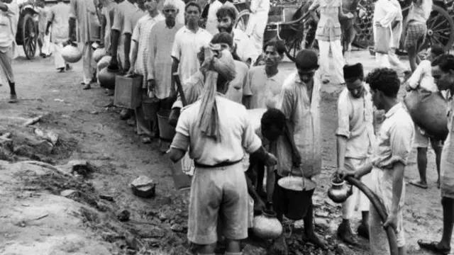 উদ্বাস্তু শিবিরগুলিতে অস্বাস্থ্যকর পরিবেশে ফলে মহামারী যাতে না ছড়ায়, তার জন্য ওষুধ আর টিকাও বহন করত বিমানগুলি