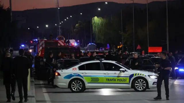ضباط الشرطة التركية يؤمنون جزءًا من طريق رئيسي في كهرمان قازان، على بعد حوالي 40 كيلومترًا (25 ميلاً) شمال أنقرة في 23 أكتوبر 2024، بالقرب من مبنى الصناعات الجوية والفضائية التركية 