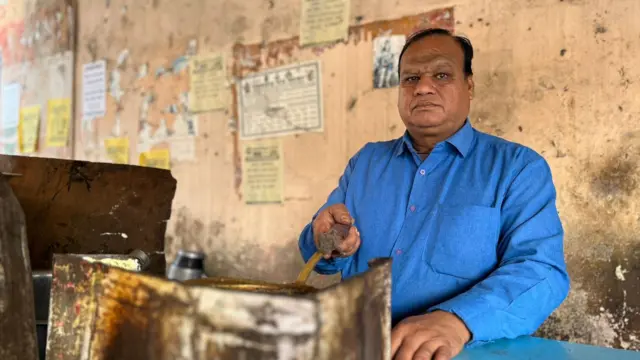 कोटा के महावीर नगर में मुरलीधर यादव चाय की दुकान चलाते हैं. 