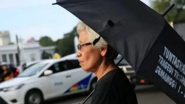 Sumarsih, ibu dari korban peristiwa penembakan Semanggi I tahun 1998 menolak penuntasan kasus pelanggaran HAM berat masa lalu dengan mekanisme non-yudisial.