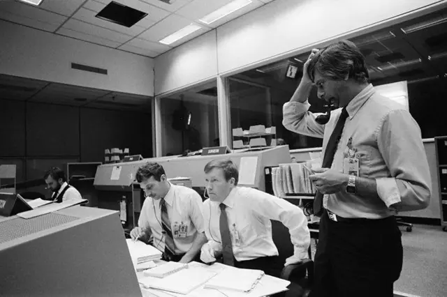 Centro de controle de missões da Nasa na época dos ônibus espaciais