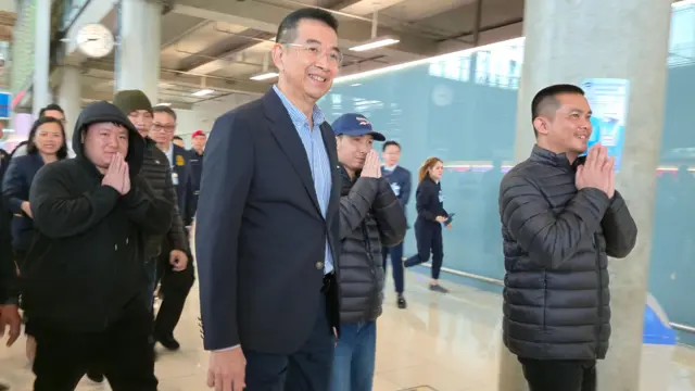 ตัวประกันชาวไทยเดินทางกลับถึงกรุงเทพฯ เมื่อวันที่ 9 ก.พ. 2568 พร้อมกับนายมาริษ เสงี่ยมพงษ์ รัฐมนตรีว่าการกระทรวงการต่างประเทศ