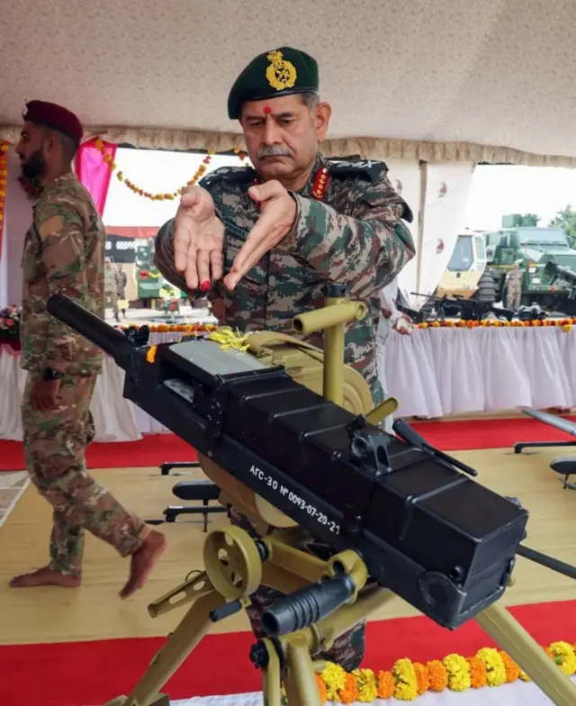 लष्करप्रमुख उपेंद्र द्विवेदी सैन्याच्या शस्त्र पूजा करताना.