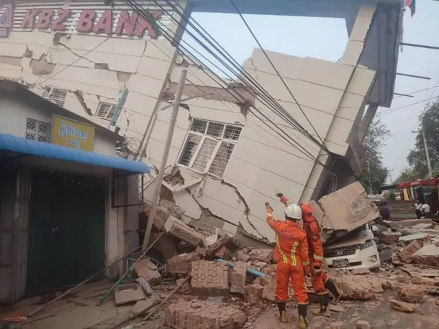 မန္တလေးတိုင်း ပျော်ဘွယ်မြို့ ကူညီကယ်ဆယ်ရေးမြင်ကွင်း