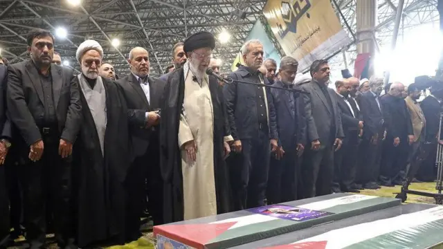 نماز میت خامنهای بر اسماعیل هنیه و محافظ او