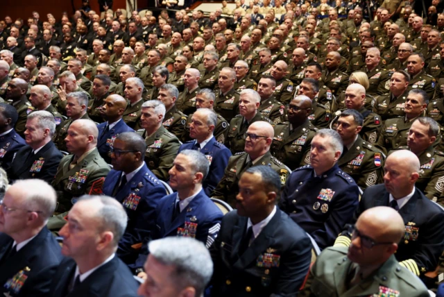 Jefes militares escuchan los discursos en la reunión con Trump y Hegseth