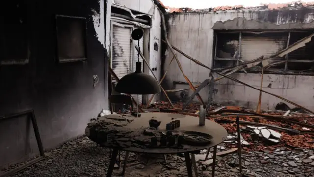 ХАМАС 2023-жылдын 7-октябрында кол салгандан кийин өрттөлгөн үйлөрдүн бири. Бул Шарабинин үйү эмес 