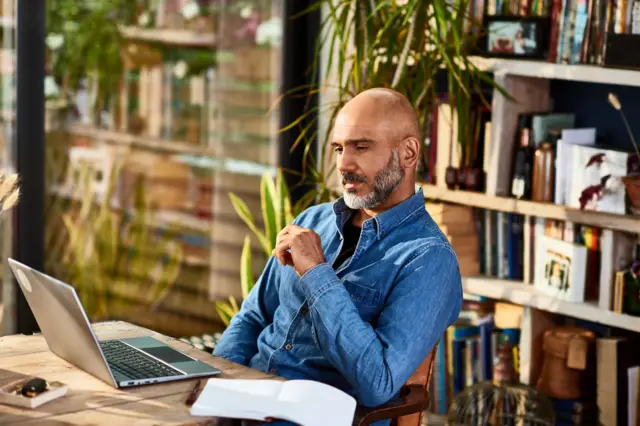 Hombre frente a computador