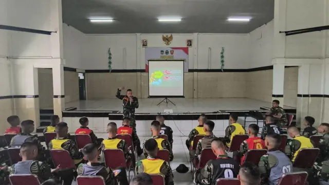 Puluhan siswa SMP mendapat pembelajaran bela negara dan kedisiplinan dari salah satu anggota TNI di Resimen Artileri Medan 1 Sthira Yudha, Batalyon Artileri Medan 9, Kabupaten Purwakarta, Jawa Barat.