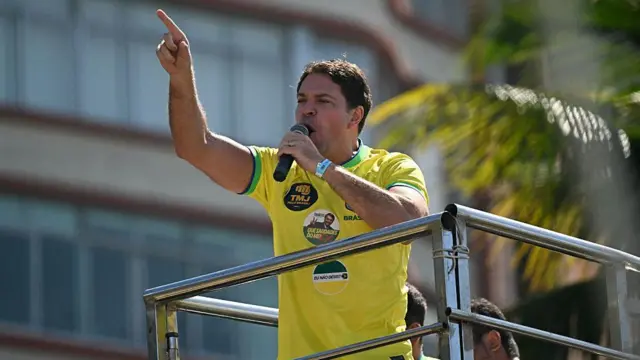 Alexandre Ramagem discursando em uma manifestação pró-Bolsonaro.