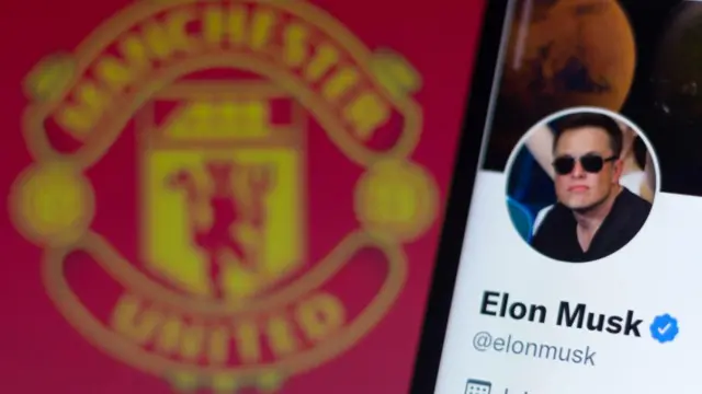 musk twitter profili ve manchester united logosu