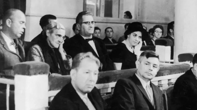 Чорно-біле фото людей в залі суду