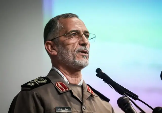 محمد شیرازی پشت میکروفون در حال سخنرانی