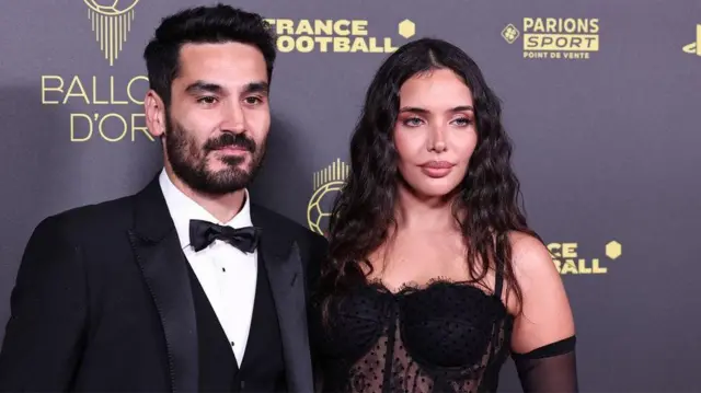 ایکالی گندوقان می‌گوید همسر ایتالیایی‌اش بسیار «احساسی و رک» است و اضافه می‌کند که او «متاسفانه فراموش کرده که من در آلمان به دنیا آمده‌ام.»