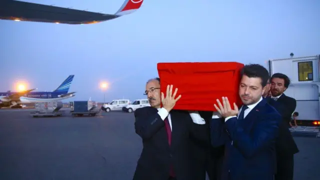 Eygi'nin cenazesi Bakü'deki Haydar Aliyev Havalimanı'nda Büyükelçi Cahit Bağcı ve elçilik ekibi tarafından Türk Hava Yolları uçağına taşındı.