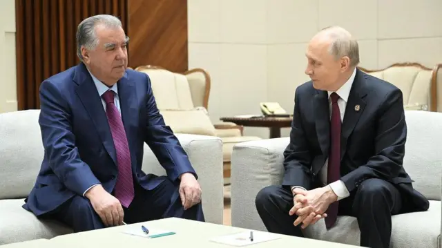 ولادمیر پوتین، رئیس جمهور روسیه در دیدار با امام علی رحمان رئیس جمهور تاجیکستان