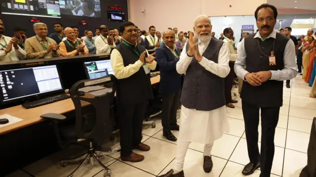 ఇస్రో శాస్త్రవేత్తలతో మోదీ