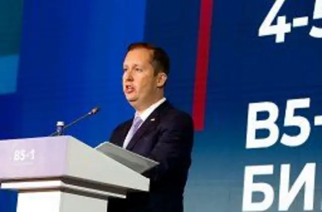 АҚШнинг Ҳиндистондаги элчиси, Жанубий ва Марказий Осиё бўйича махсус элчиси Сержио Гор Қирғизистоннинг Бишкек шаҳрида бўлиб ўтган иккинчи B5+1 форумида сўзламоқда