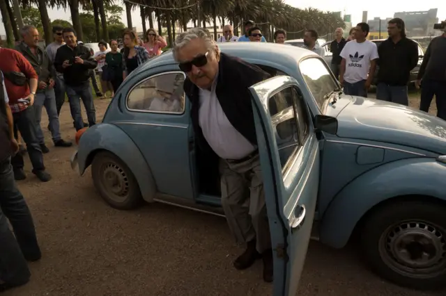 José Mujica en su Volkswagen "escarabajo" celeste de 1987.