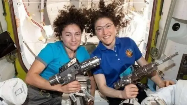 अंतरिक्ष यात्री क्रिस्टिना कोच और जेसिका मीर