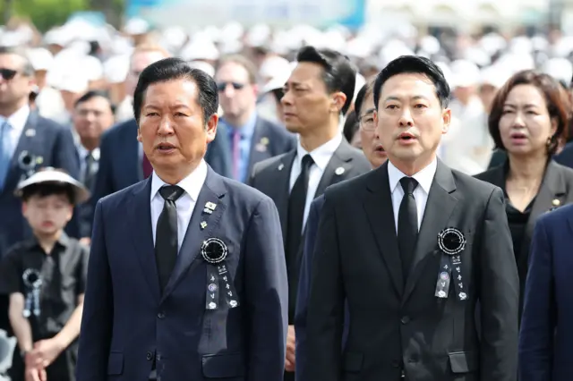 6일 서울 동작구 국립서울현충원에서 열린 현충일 추념식에서 정청래 더불어민주당 대표(왼쪽)와 장동혁 국민의힘 대표가 현충의 노래를 제창하고 있다