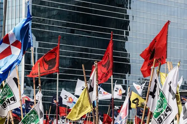 Ratusan bendera untuk partai politik sedang dipasang di sepanjang jalan di Jakarta, Indonesia, pada 23 Januari 2024.