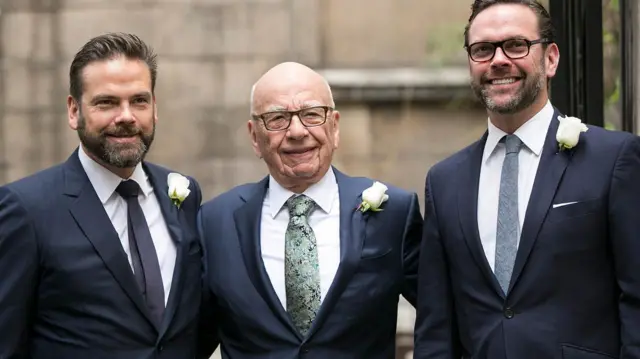 魯珀特·梅鐸在倫敦聖布賴德教堂現身,隨行的是他的兩個兒子:詹姆斯(右)與拉克倫(左)