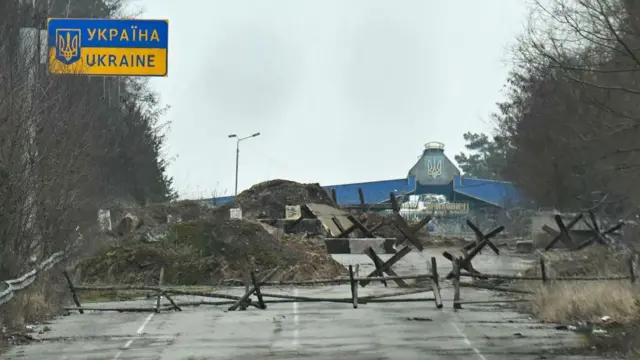 «Оккупированный Донецк не нужен никому». Как молодежь ждет совершеннолетия, чтобы уехать из оккупации в «свободную Украину» 4 Военные укрепления на границе между Беларусью и Украиной 28 января 2025 года.