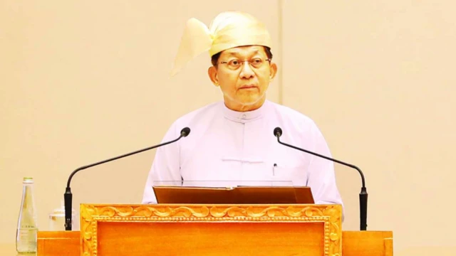 အခမ်းအနားတစ်ခုမှာ မိန့်ခွန်းပြောနေတဲ့ ဦးမင်းအောင်လှိုင်