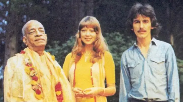 इस्कॉनचे संस्थापक भक्तिवेदांत स्वामी आणि पॅटी बॉयड यांच्यासोबत जॉर्ज हॅरिसन
