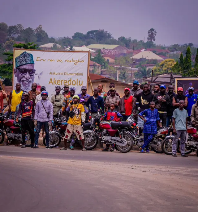 Gbogbo oju ọna ni awọn eeyan pe si lati wo Akeredolu fun igba ikẹyin 