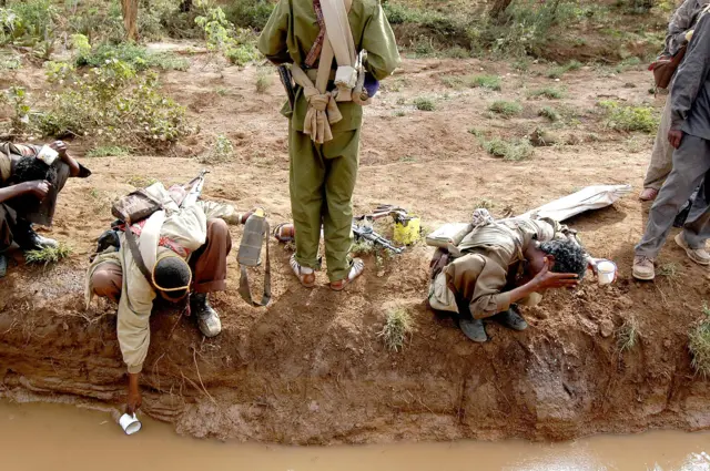 Koox rag ah oo ka tirsan ONLF oo dhigtay qoryahoodii dhulka qaarkoodna taaganyahiin kuwana madaxa biyo ku dhaqanayaan sawirkan waxaa la qaaday Oktoobar 9, 2006