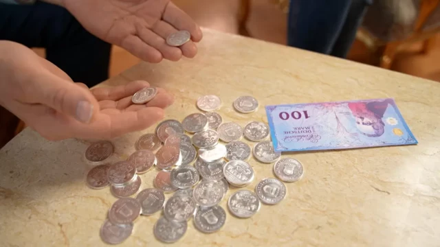 เหรียญและธนบัตร