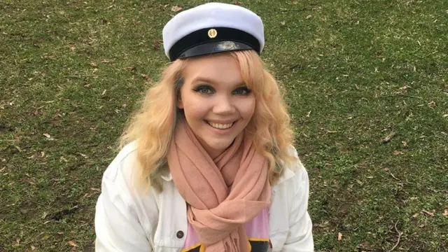 الفتاة أوير تجلس على الأرض