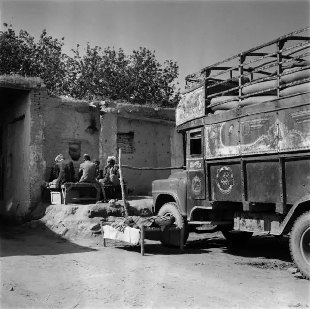 علی امینی نجفی معتقد است در کشور ثروتمندی مثل ایران که فقر در آن بیداد می‌کرد، قشر روشنفکر به طور طبیعی و ذاتی به سمت تفکرات چپ متمایل می‌شدند