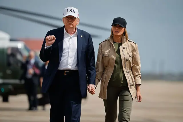 Melania i Donald Trump przed wejściem na pokład samolotu Air Force One i powrotem do Waszyngtonu po wizycie w Kerrville w Teksasie. 