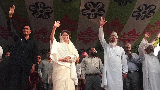 বাম থেকে ডানে জাতীয় পার্টির প্রতিষ্ঠাতা এইচ এম এরশাদ, খালেদা জিয়া ও জামায়াত নেতা নিজামী