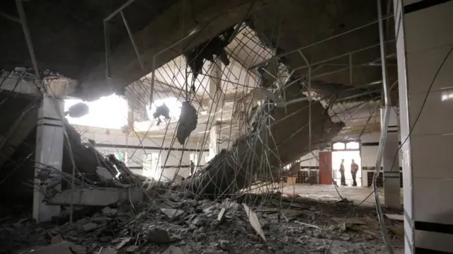 導彈襲擊中受損建築物內部的景象
