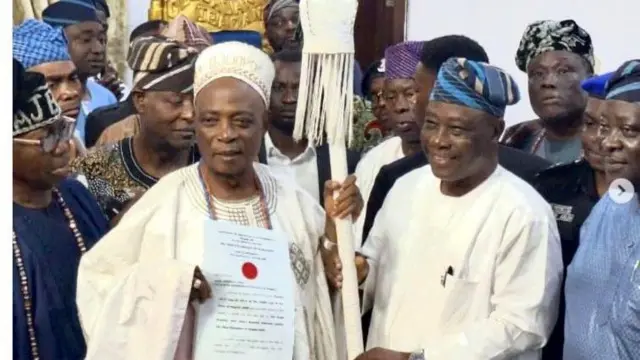 Ọba Ladoja nigba to gba ọpa aṣẹ ọba ti Kabiyesi Oloogbe Olakulẹyin ati ijọba ipinlẹ Oyo fun un.