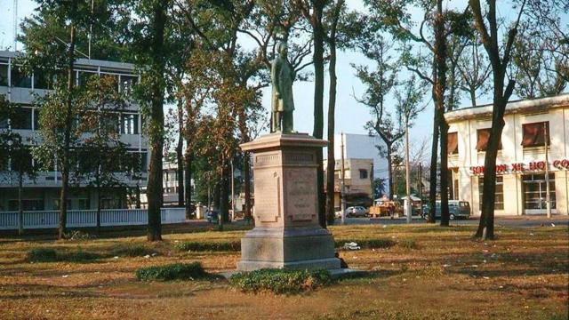 Tượng Petrus Trương Vĩnh Ký tại trung tâm Sài Gòn vào năm 1971